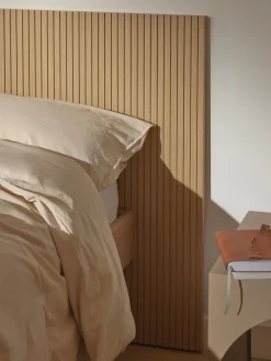 Letto in legno con testiera e vano contenitore Sato