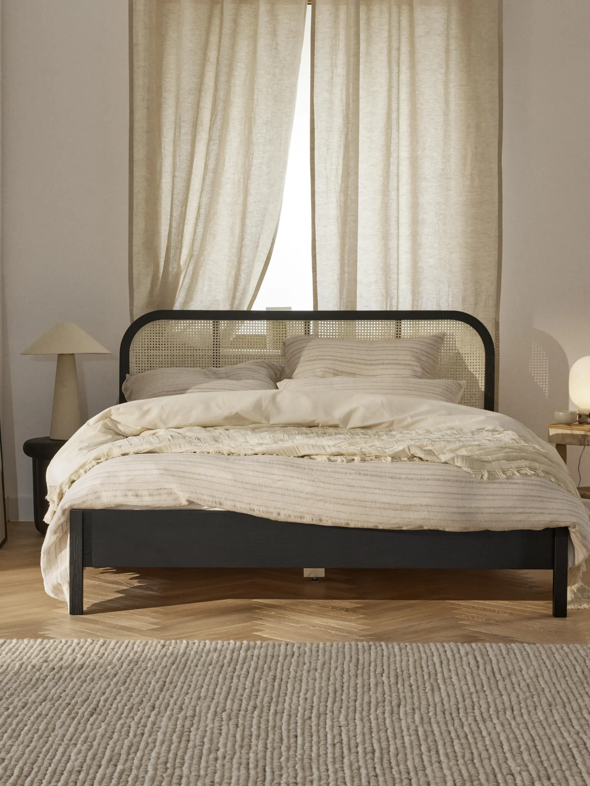 Letto in legno con testiera in vimini Jones