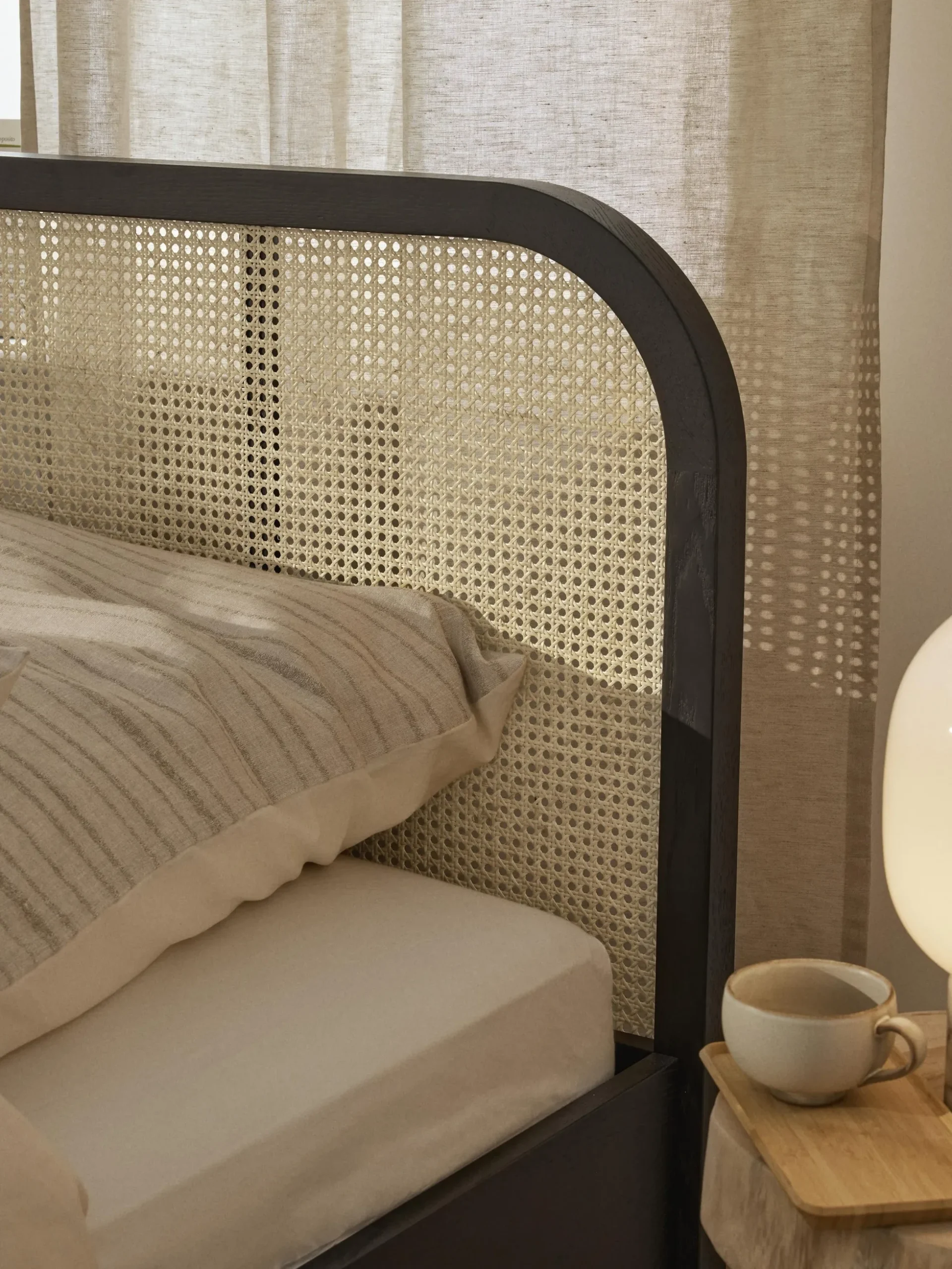 Letto in legno con testiera in vimini Jones