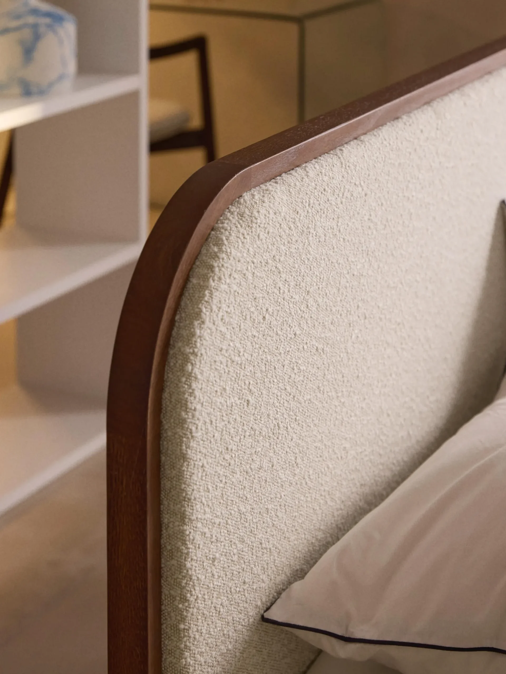 Letto in legno con testiera in bouclé Jones
