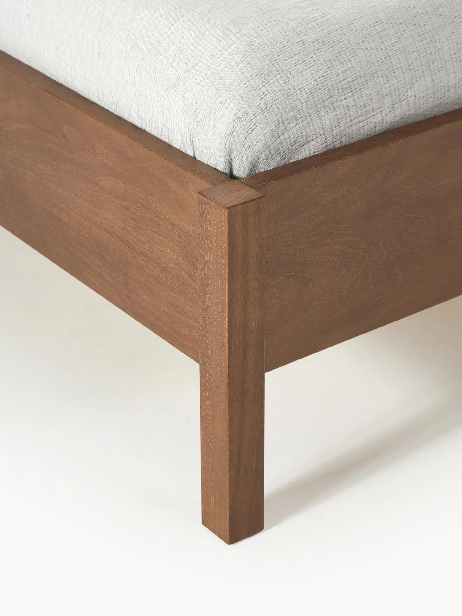 Letto in legno con testiera in bouclé Jones