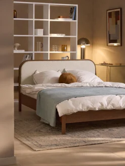 Letto in legno con testiera in bouclé Jones