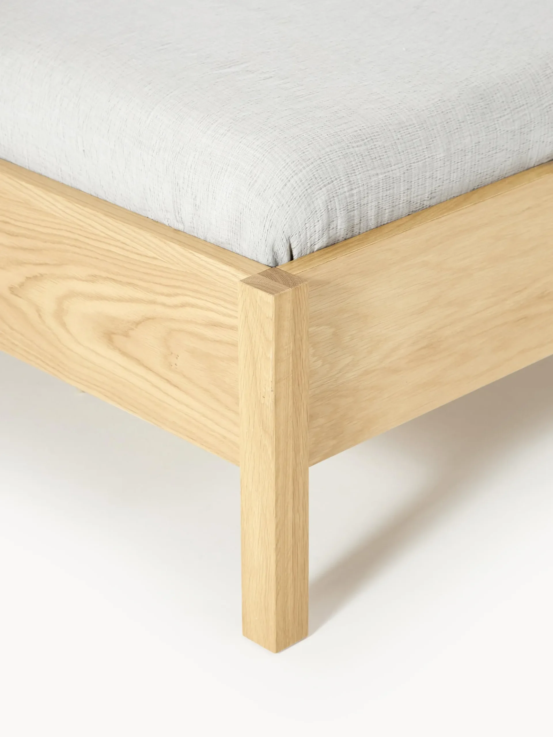 Letto in legno con testiera in bouclé Jones