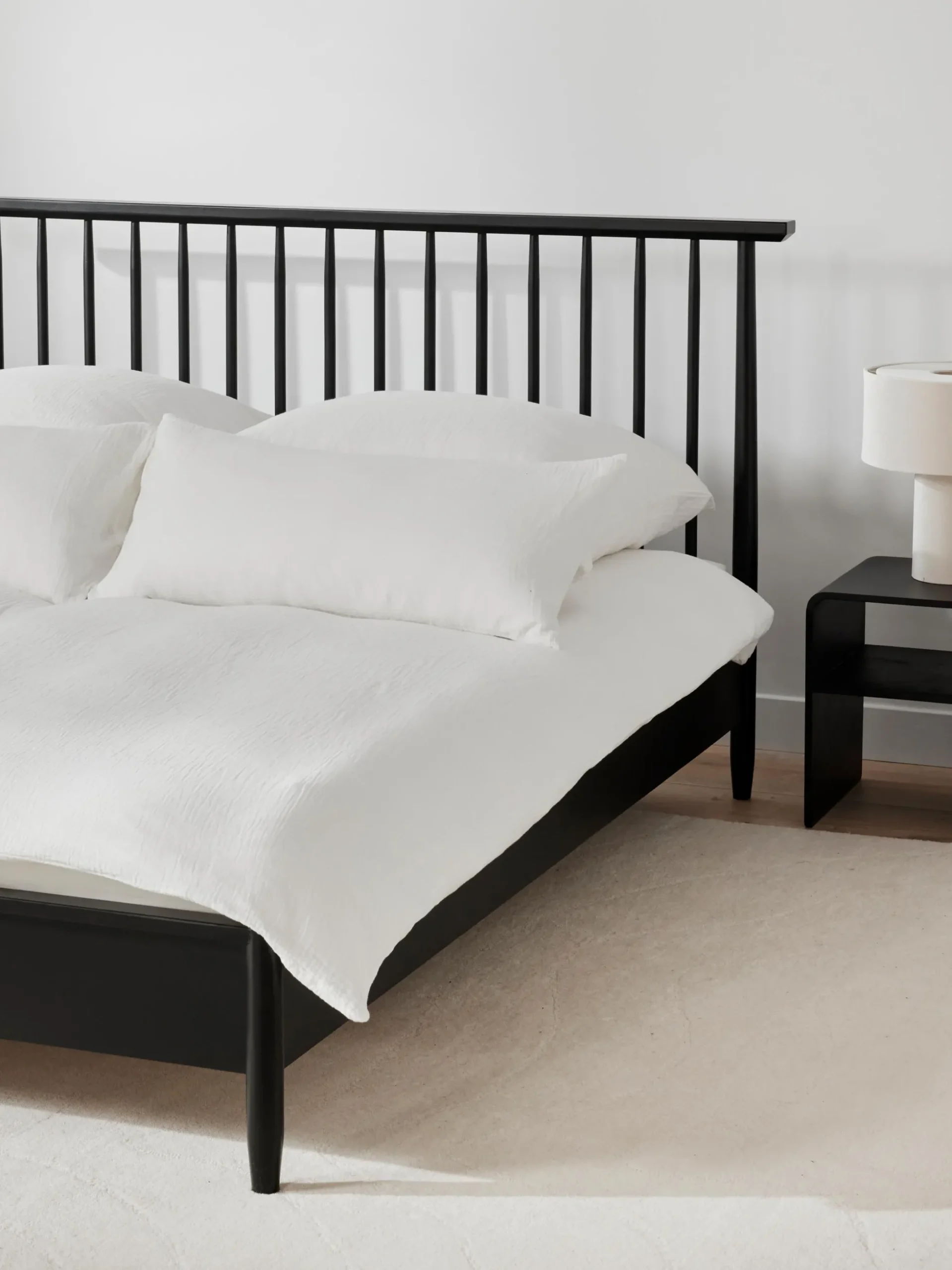 Letto in legno di pino con testiera Windsor