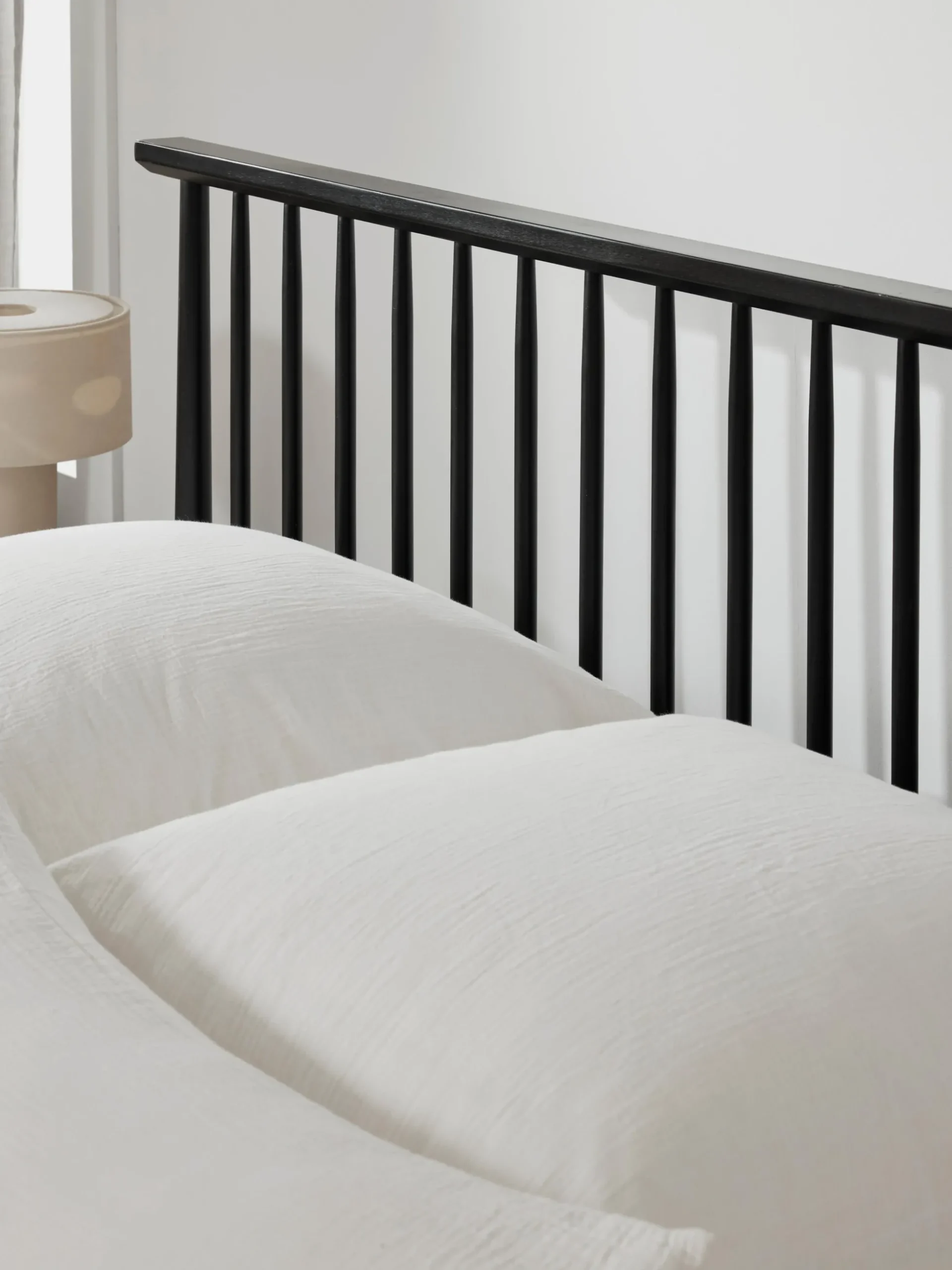 Letto in legno di pino con testiera Windsor