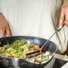 Padella wok con rivestimento antiaderente Moments
