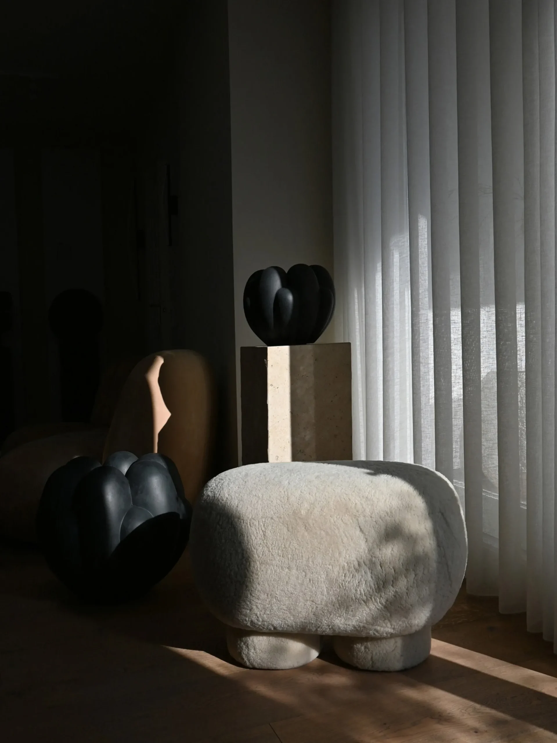 Panca fatta a mano con rivestimento in pelle di pecora Big