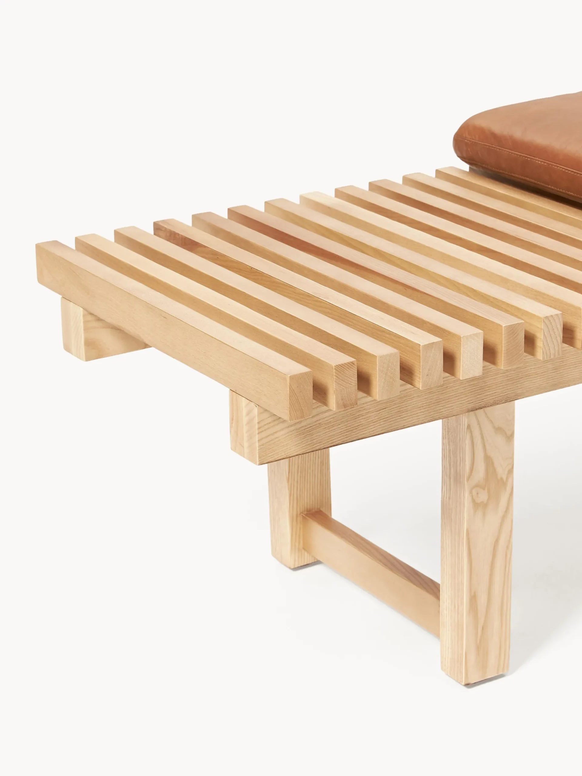 Panca in legno di frassino con cuscino in pelle Sora