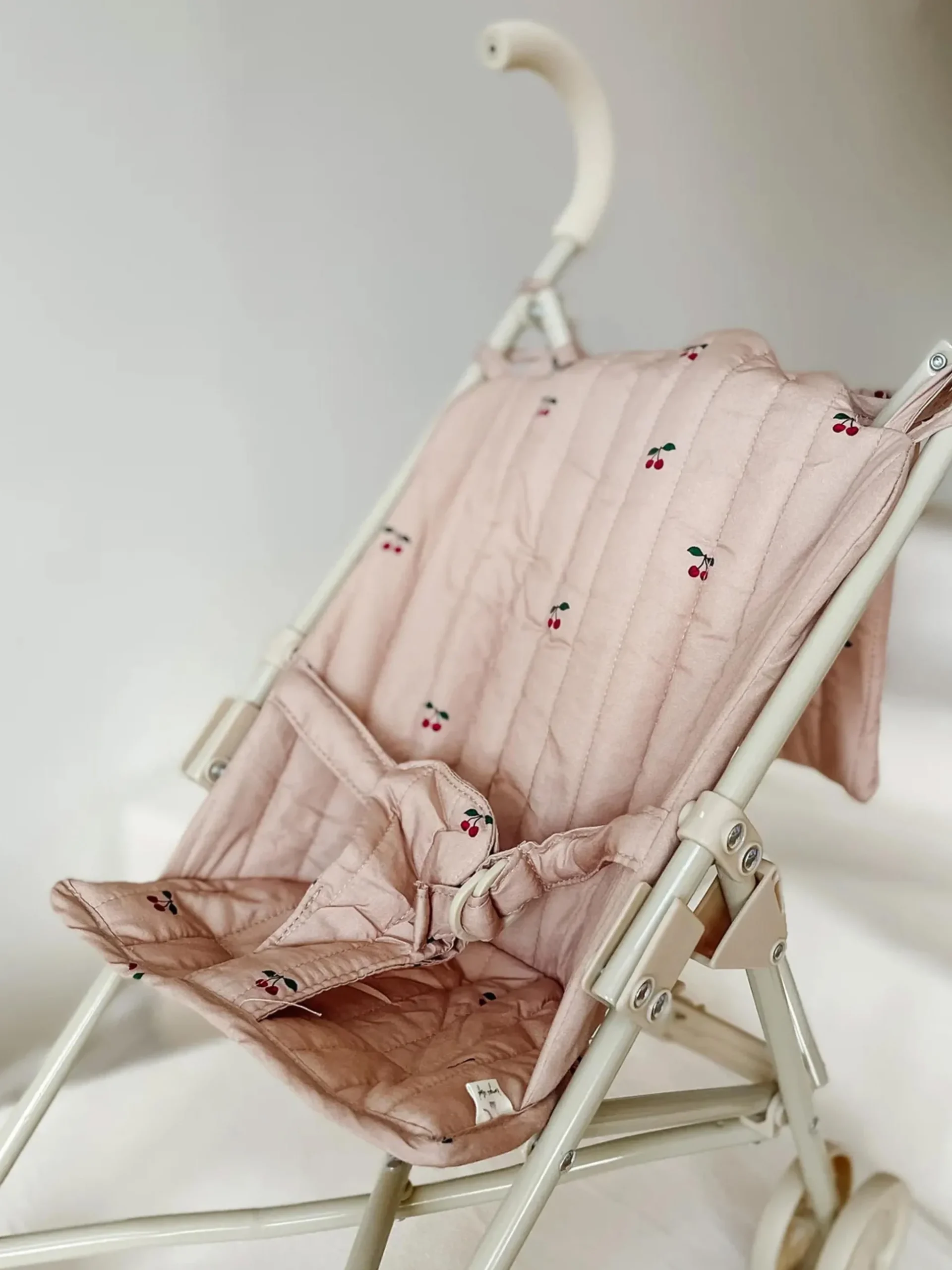 Passeggino per bambole con tracolla e borsa per il trasporto Cherry Blush