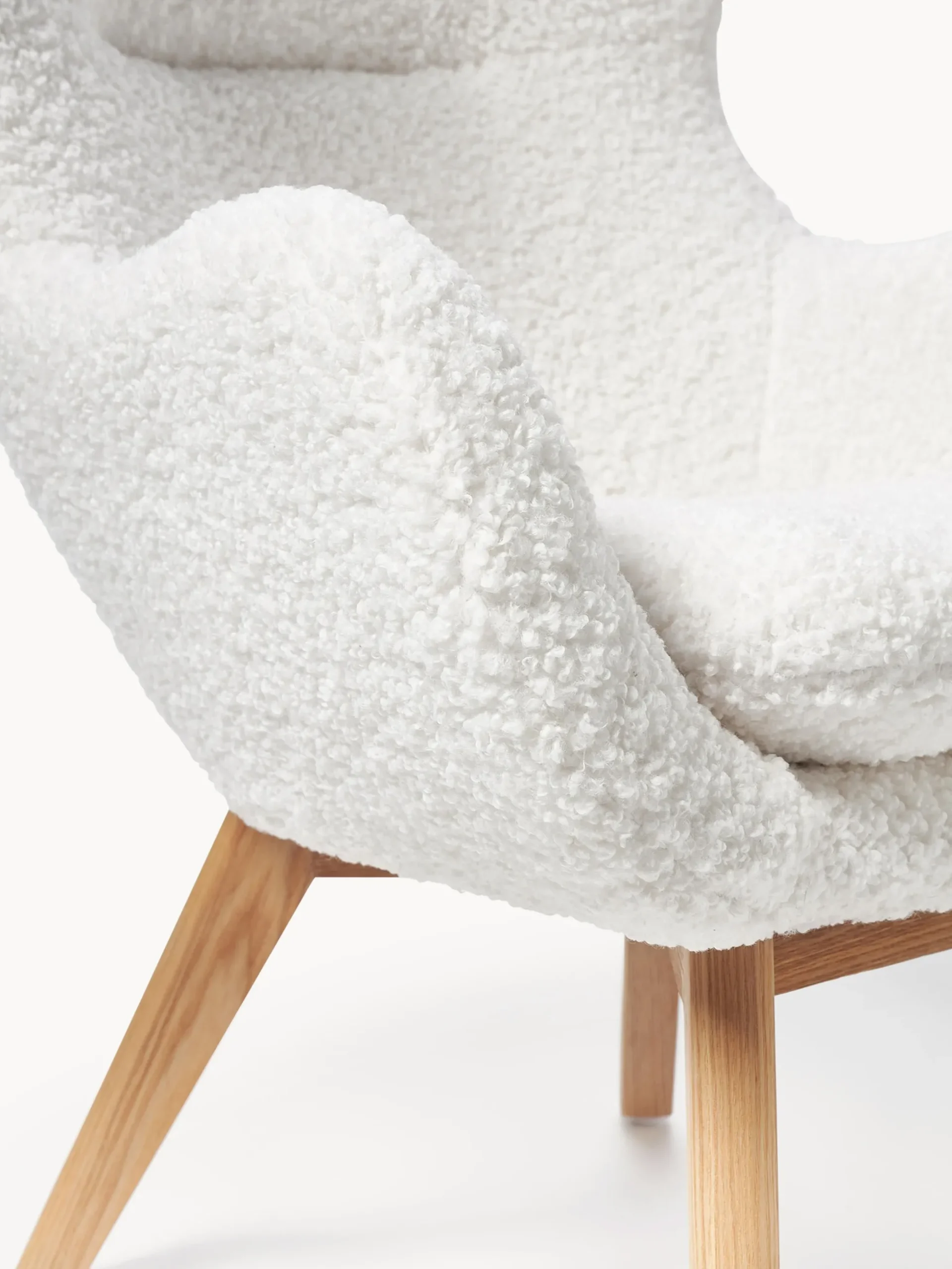 Poltrona in teddy con gambe in legno Wing