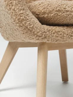 Poltrona in teddy con gambe in legno Wing