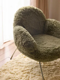 Poltrona lounge soffice con piedini in metallo Luan