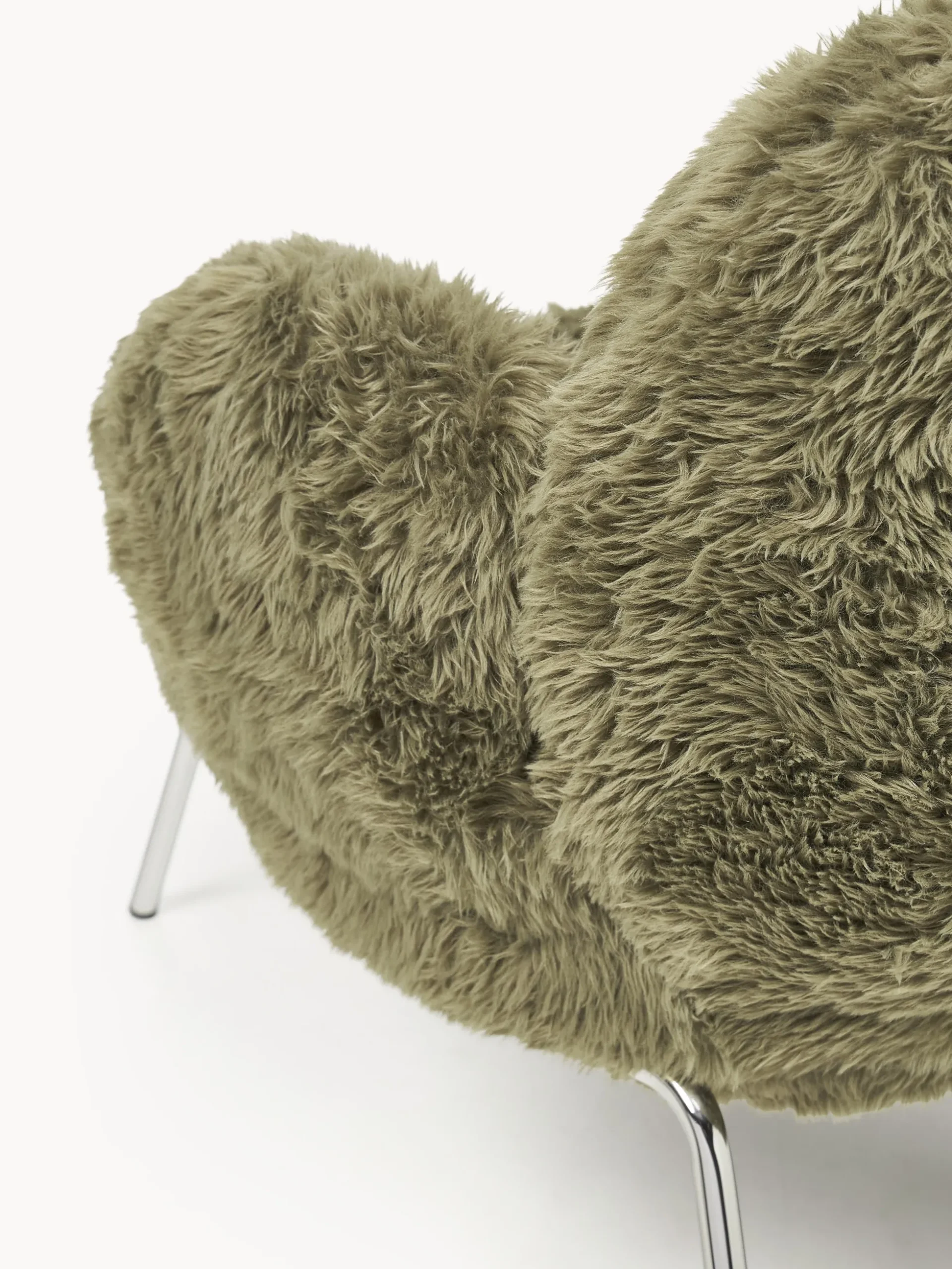Poltrona lounge soffice con piedini in metallo Luan