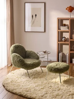 Poltrona lounge soffice con piedini in metallo Luan