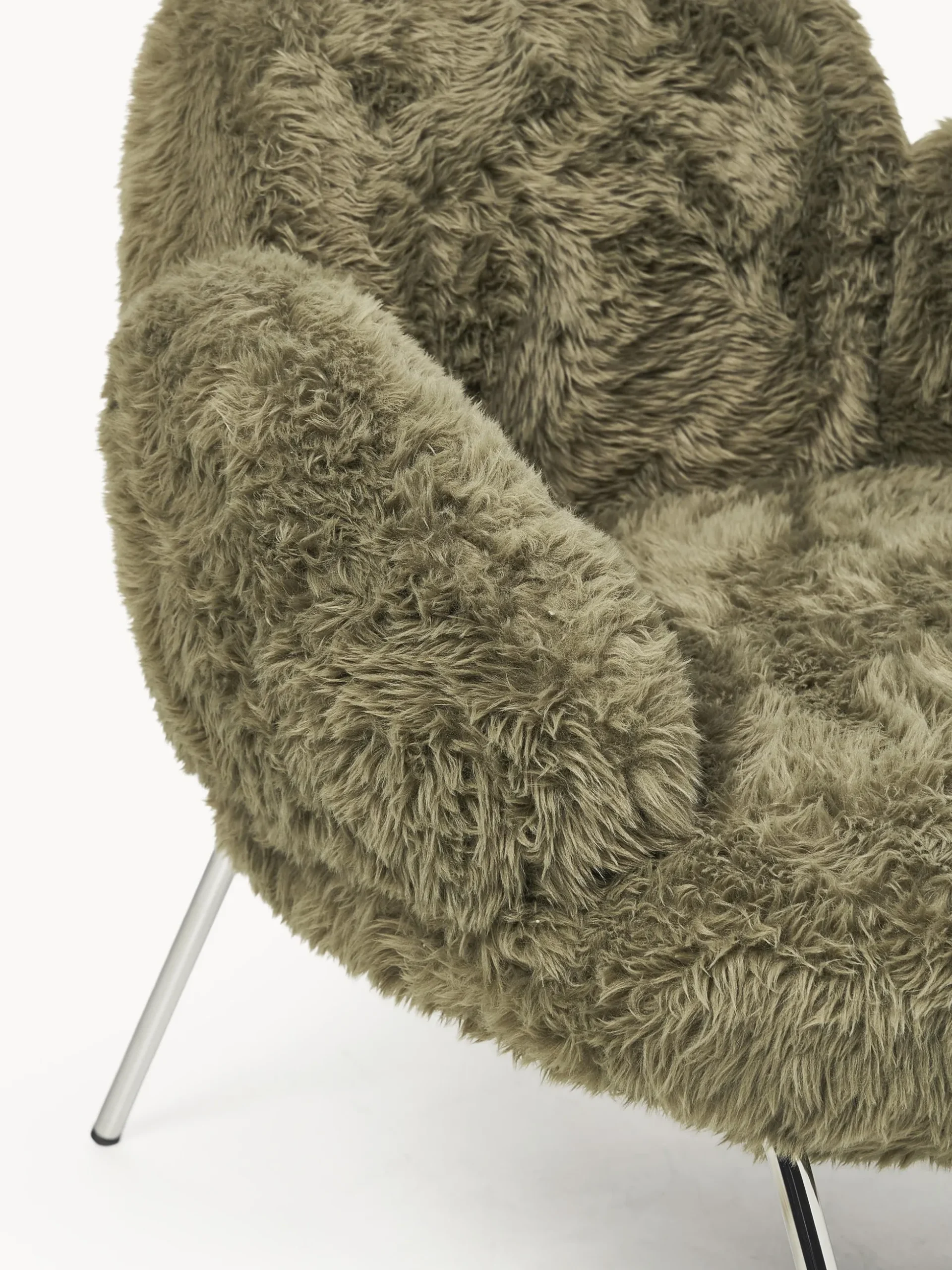 Poltrona lounge soffice con piedini in metallo Luan