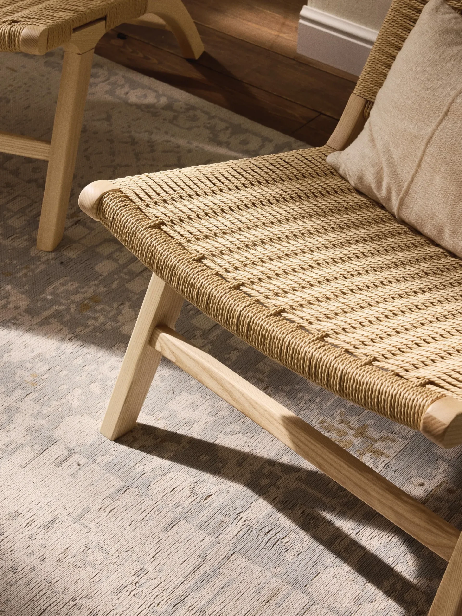 Poltrona lounge con intreccio in rattan in legno di frassino Ira