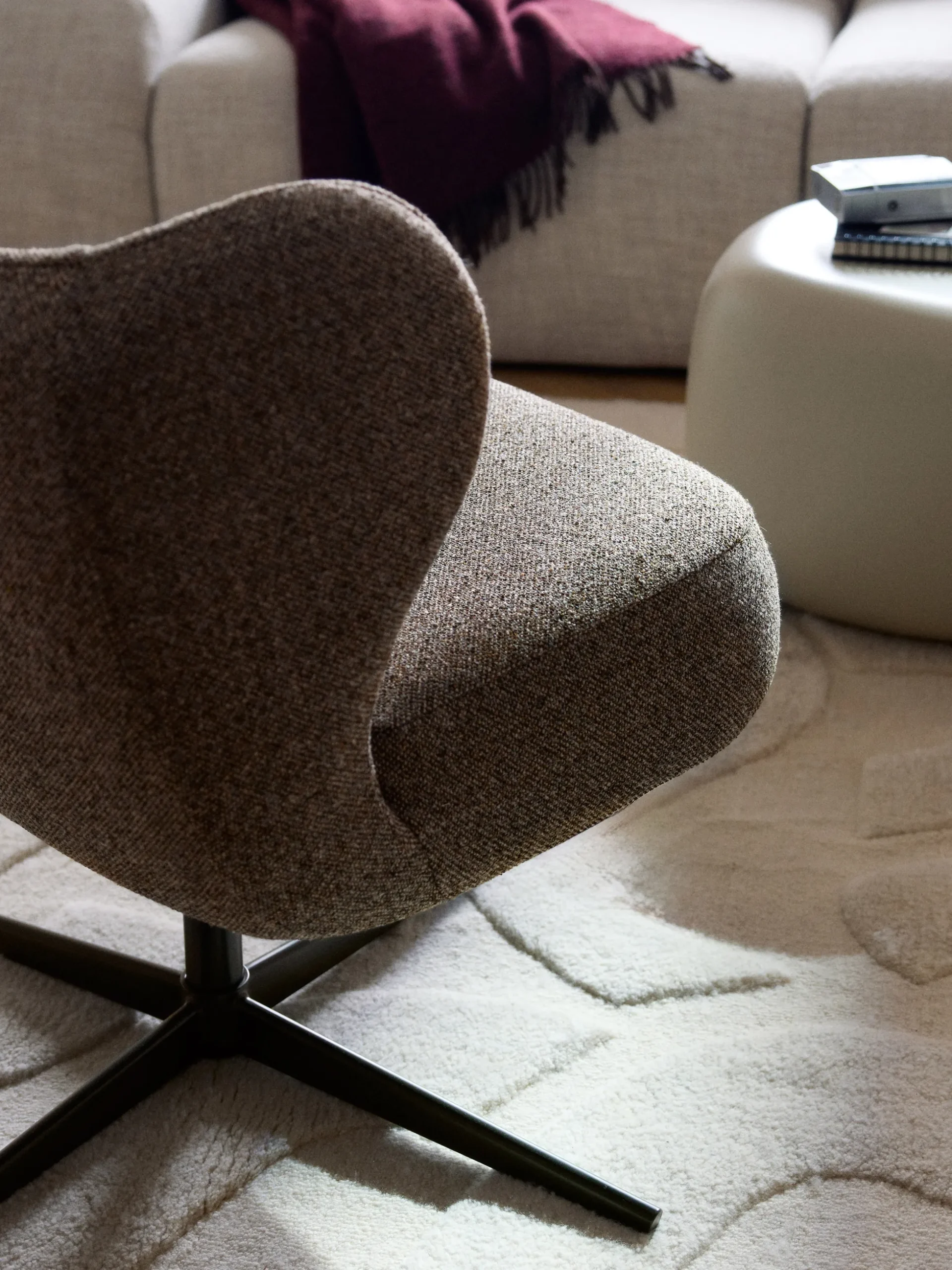 Poltrona lounge girevole in bouclé Ines