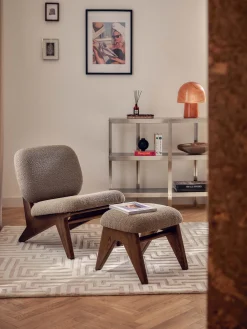 Poltrona lounge in legno di frassino con rivestimento in bouclé Shenay
