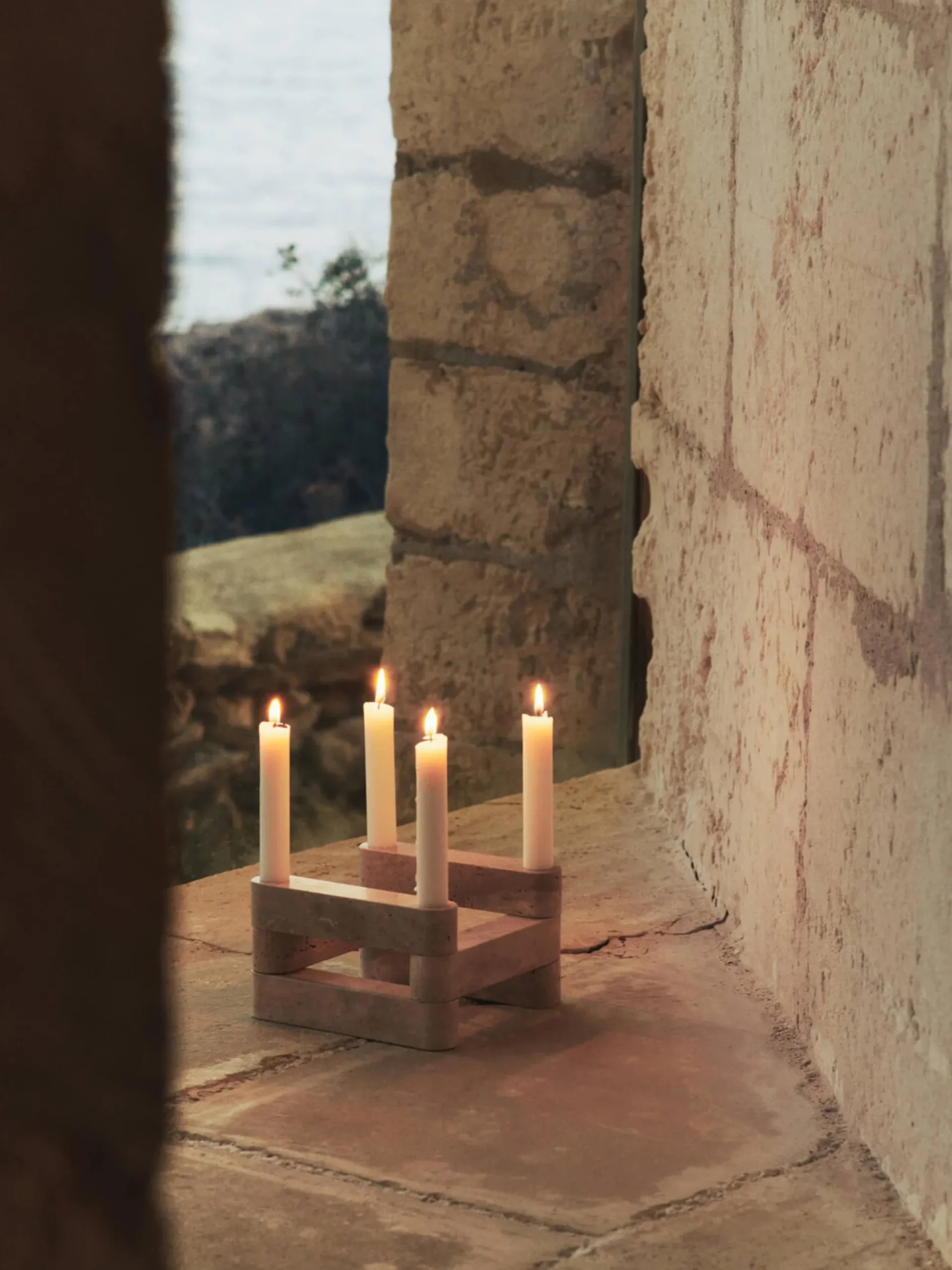 Portacandele modulare in travertino Newel