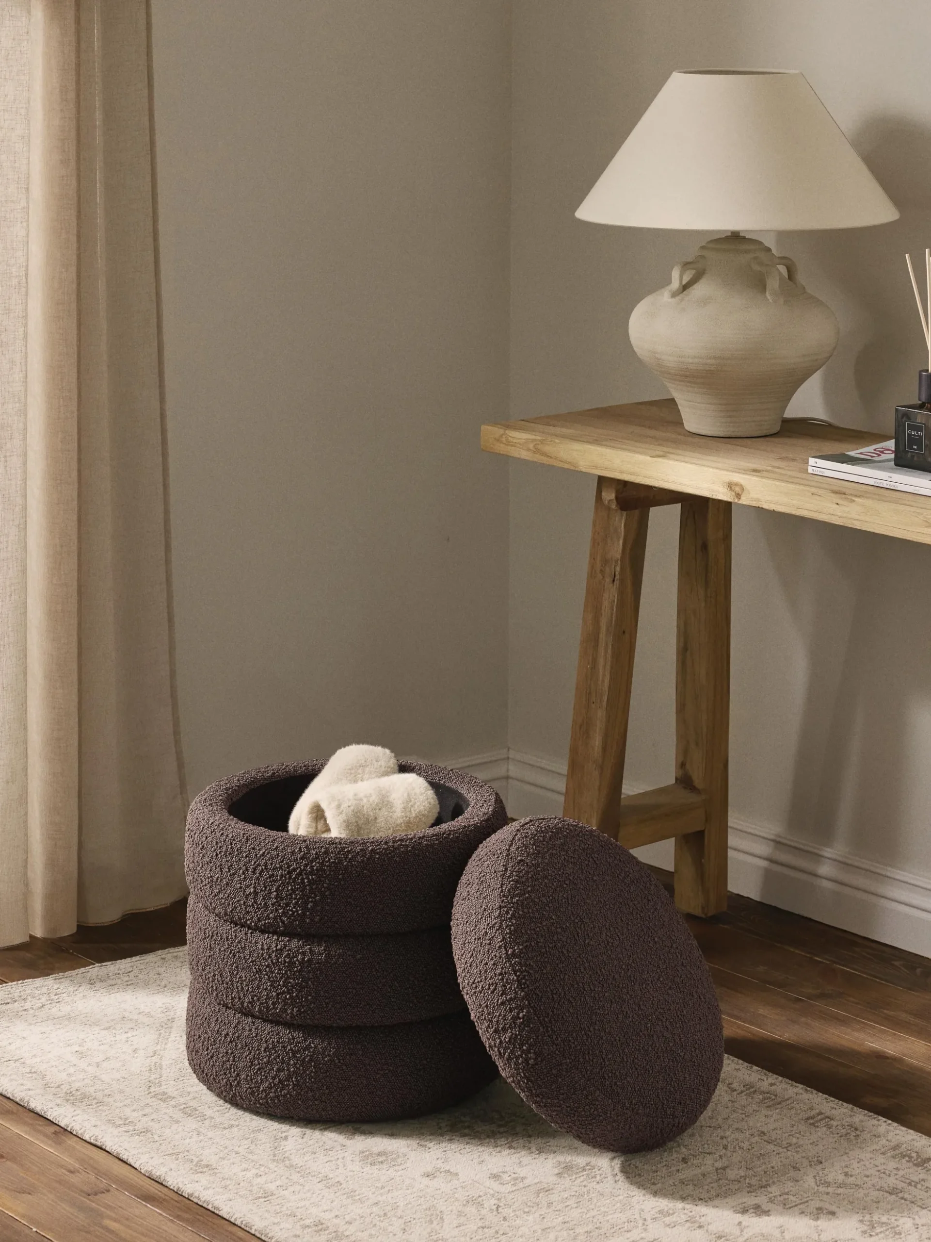 Pouf contenitore imbottito in bouclé Alto
