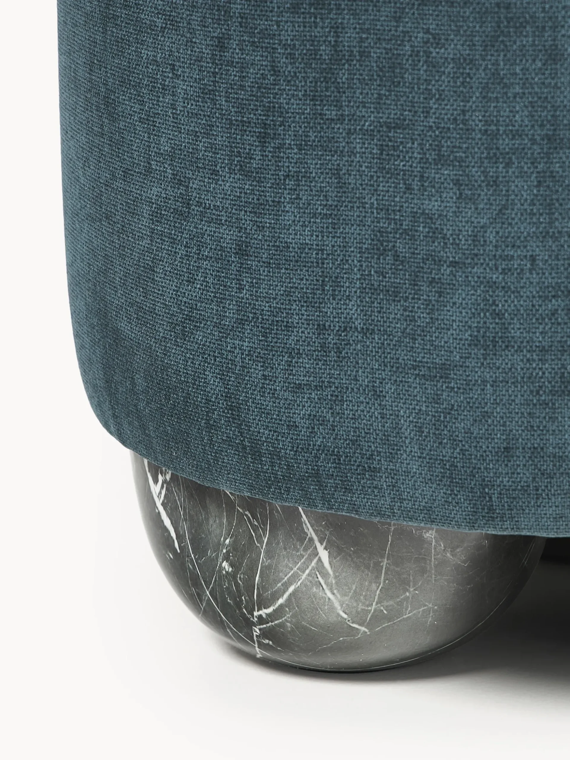 Pouf imbottito con piedini a sfera effetto marmo Lino