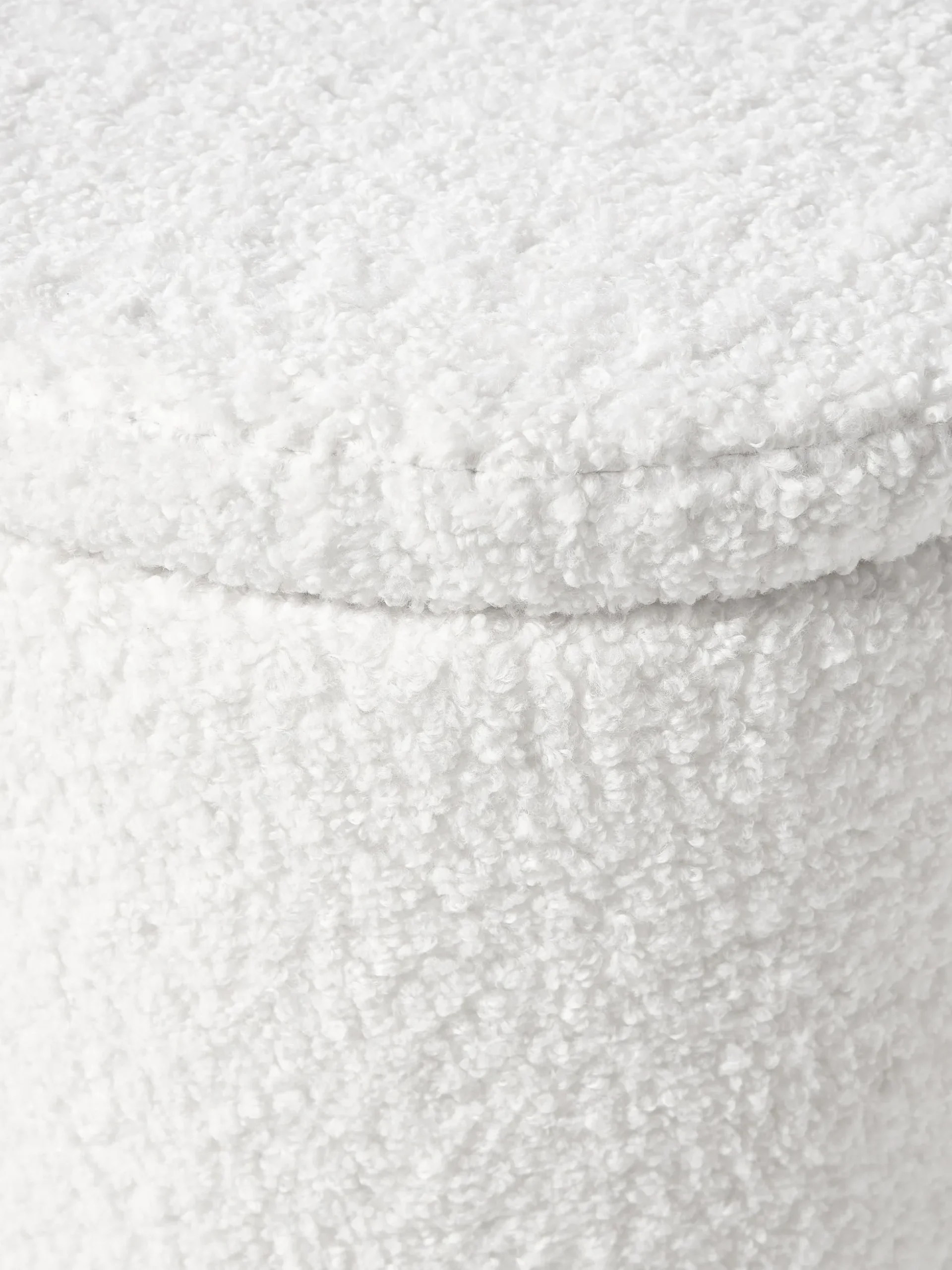Pouf imbottito in tessuto teddy con vano contenitore Alida