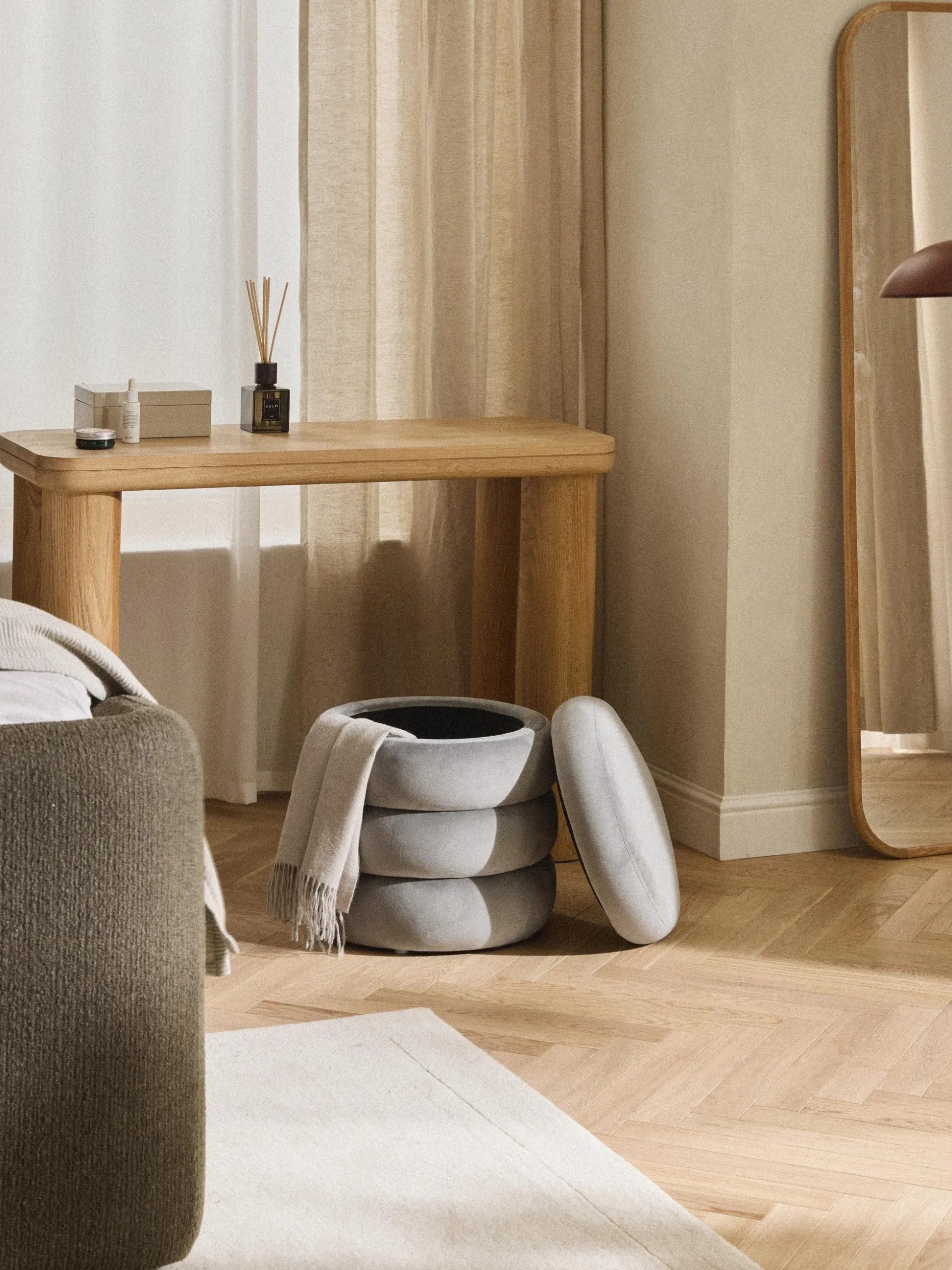 Pouf imbottito in velluto con contenitore Alto