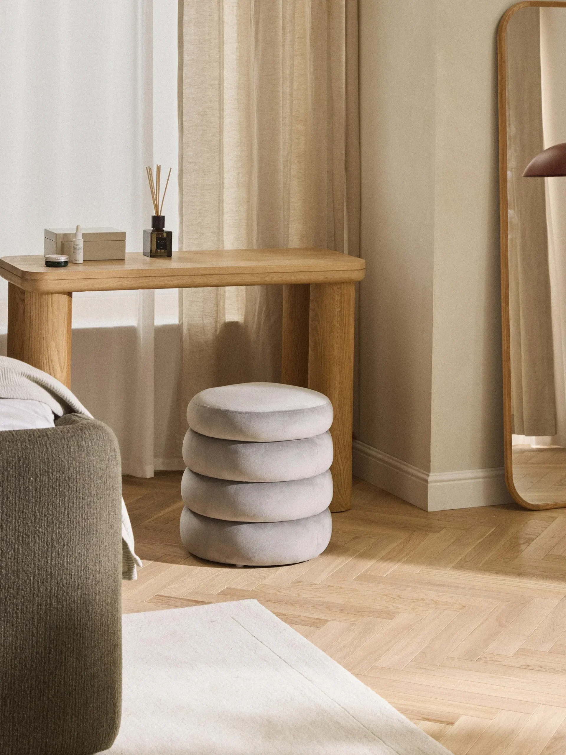 Pouf imbottito in velluto con contenitore Alto