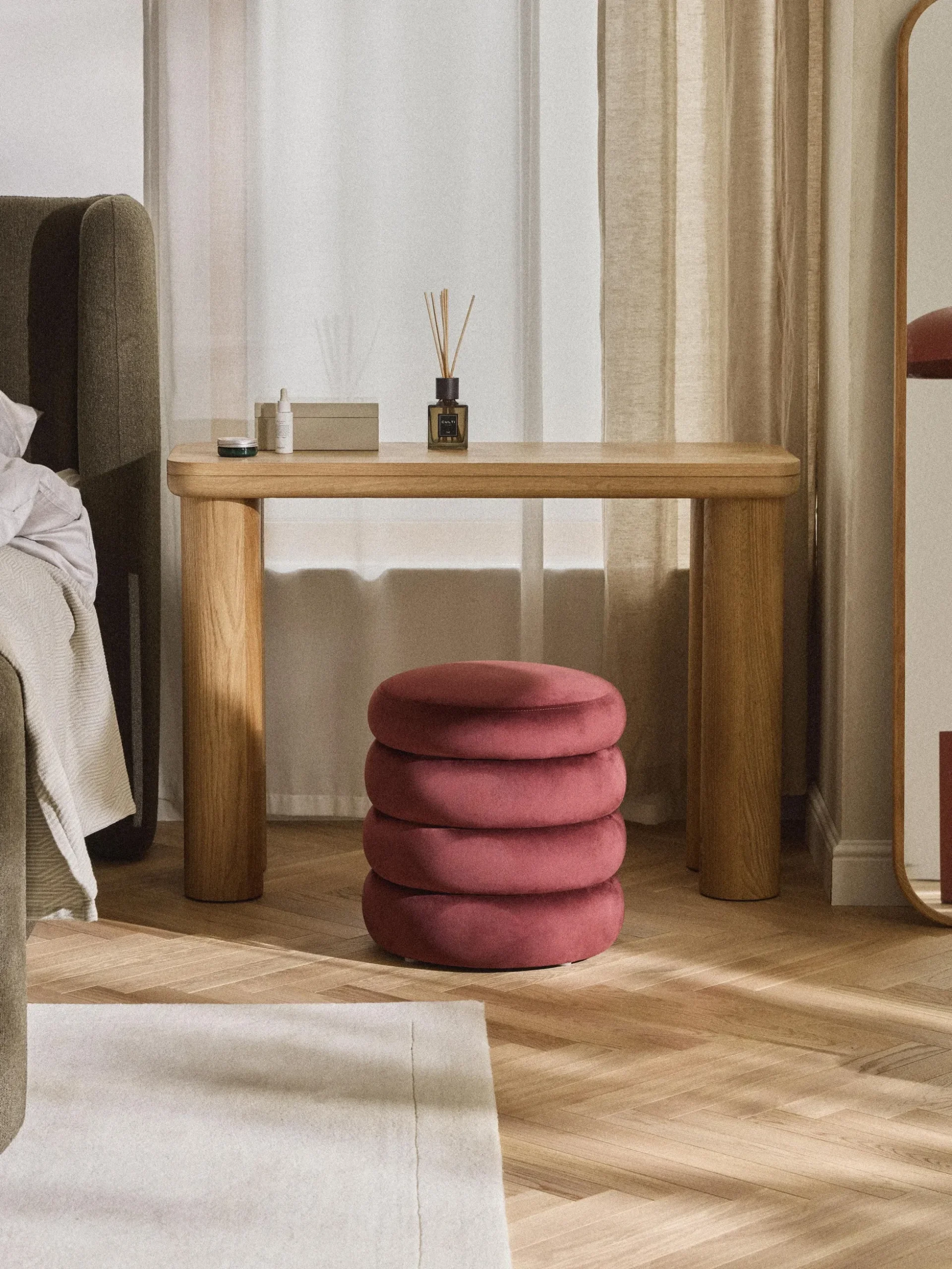 Pouf imbottito in velluto con contenitore Alto