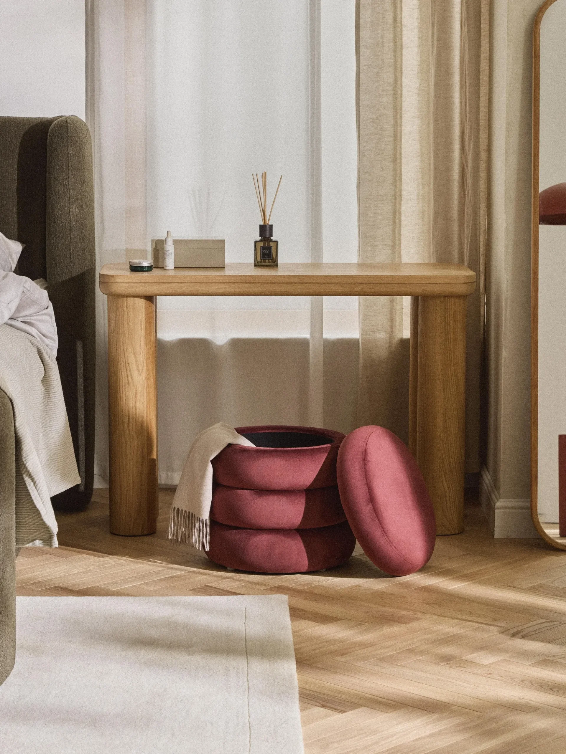 Pouf imbottito in velluto con contenitore Alto