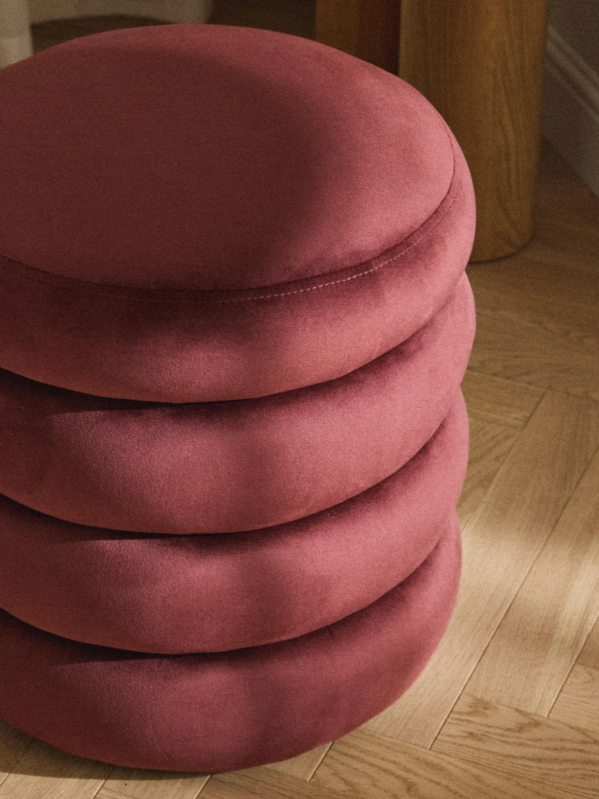 Pouf imbottito in velluto con contenitore Alto
