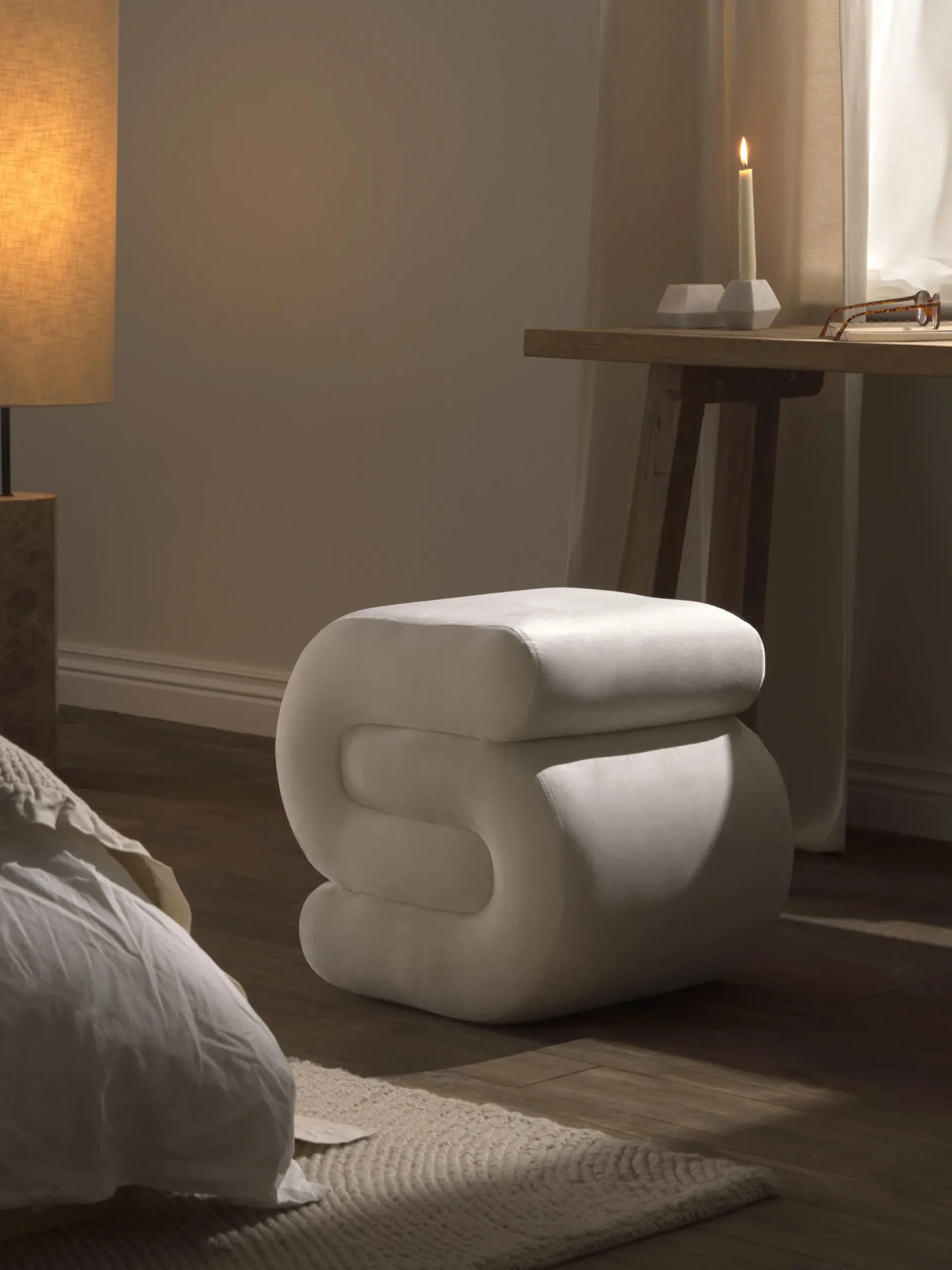 Pouf imbottito in velluto Merle