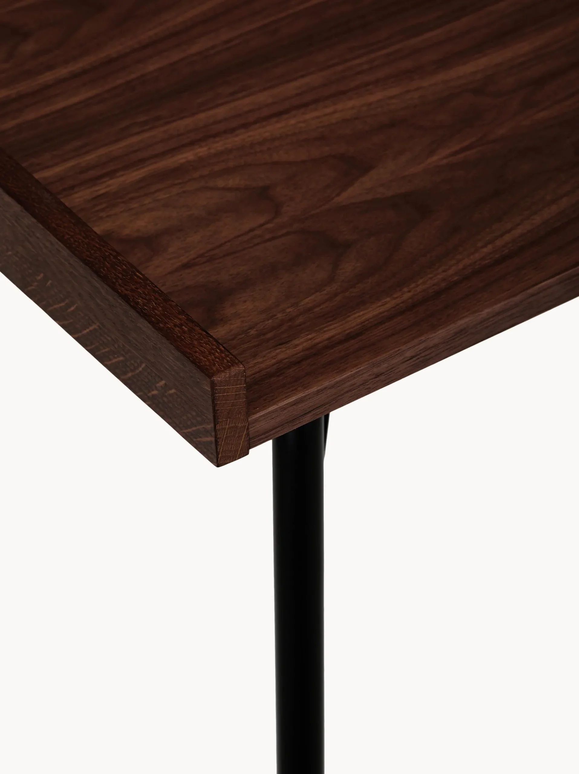 Scrivania con piano in finitura di noce Rayburn