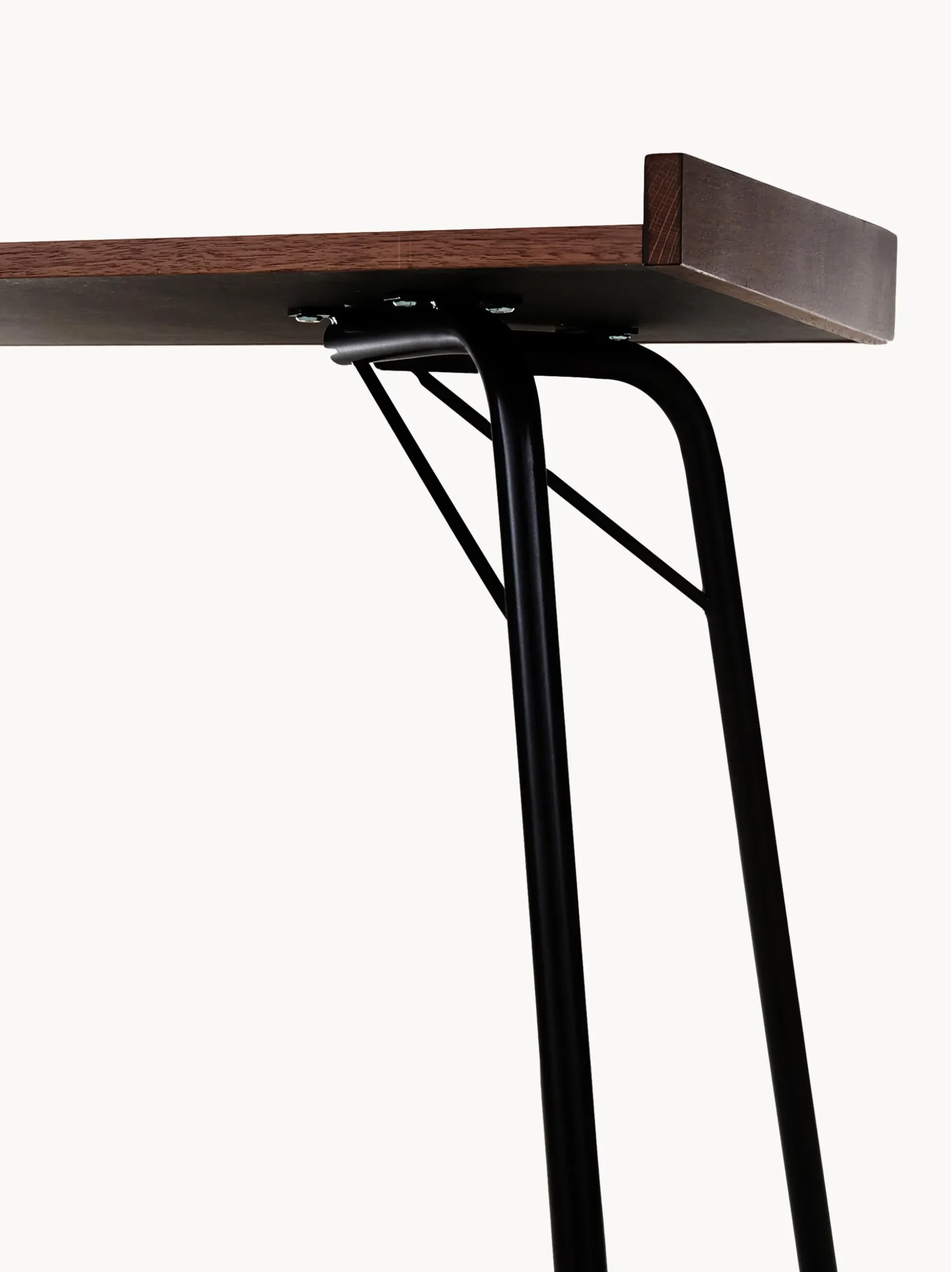 Scrivania con piano in finitura di noce Rayburn