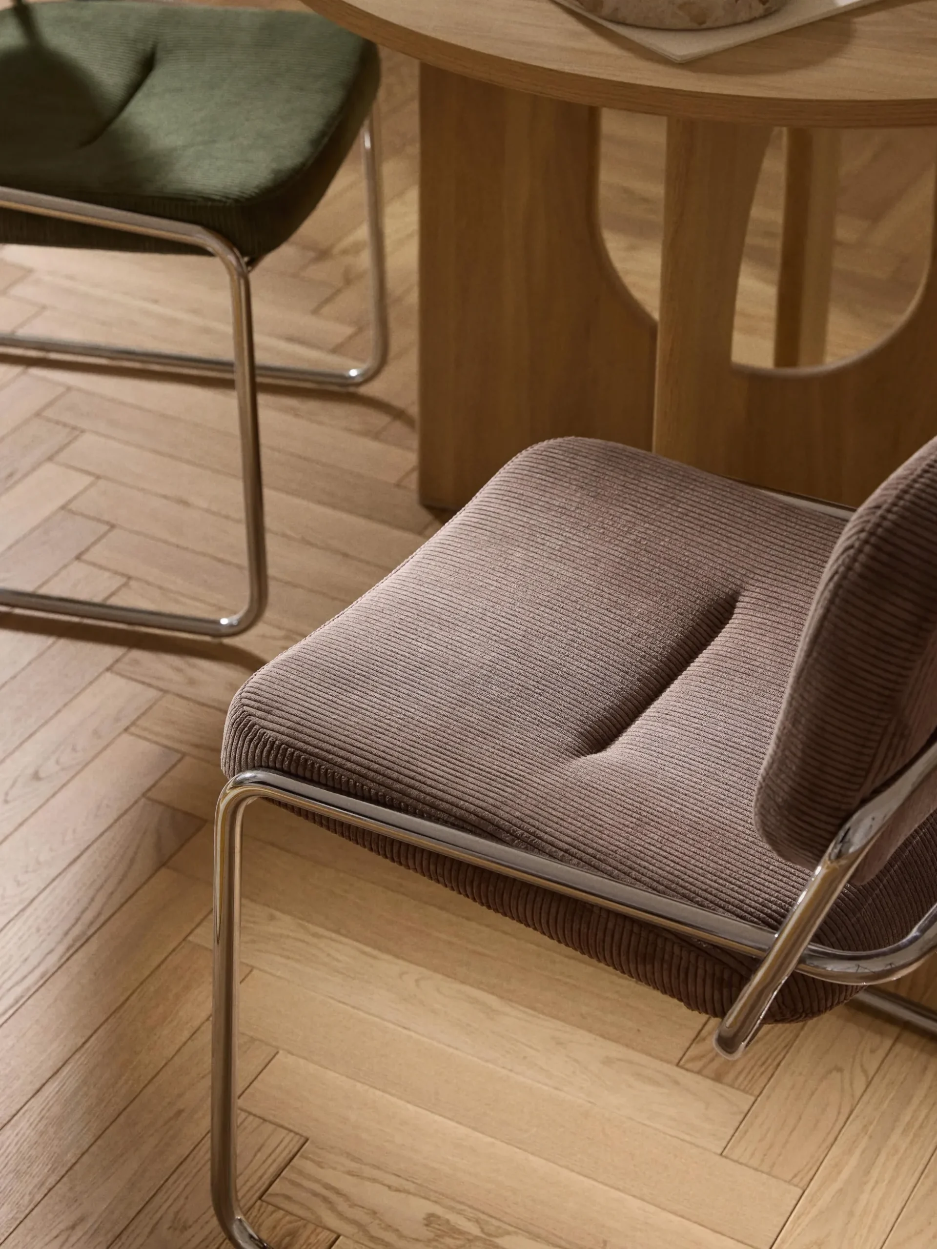 Sedia cantilever in velluto a coste Don