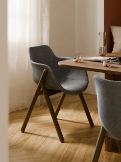 Sedia con braccioli imbottita Carmi