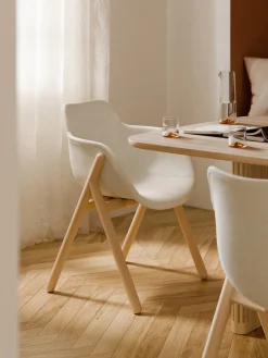 Sedia con braccioli imbottita Carmi