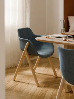 Sedia con braccioli imbottita Carmi