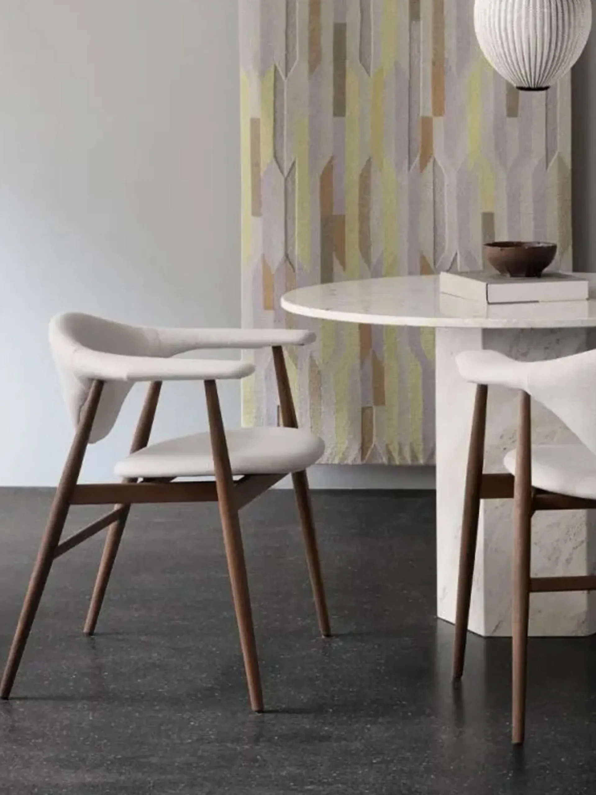 Sedia con braccioli in legno di noce Masculo