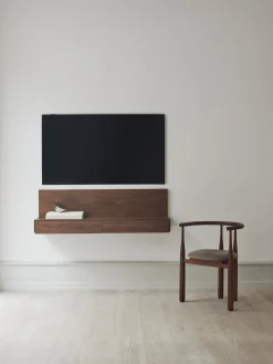 Sedia con braccioli in legno di noce Bukowski