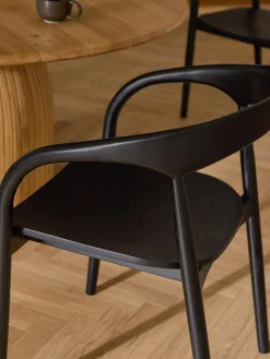 Sedia con braccioli in legno di frassino Camille