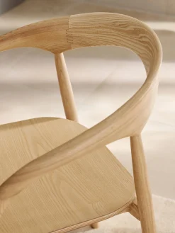 Sedia con braccioli in legno di frassino Camille