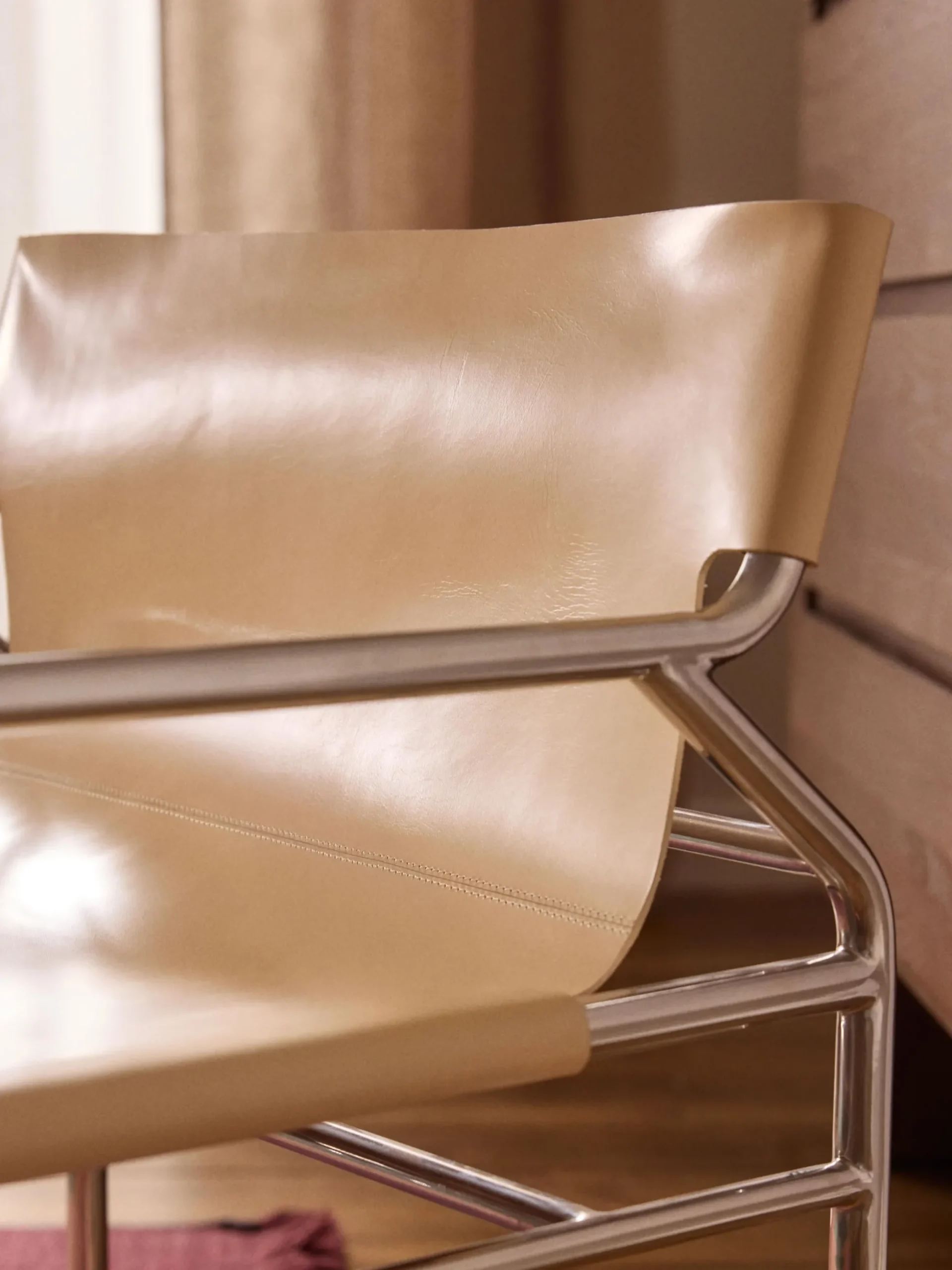 Sedia con braccioli in pelle Dion