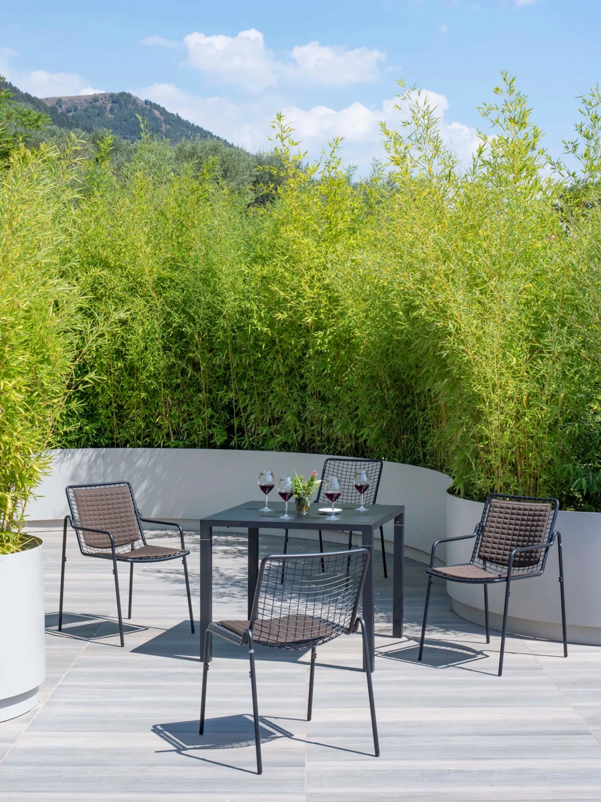 Sedia da giardino impilabile con braccioli Rio R50