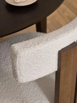 Sedia in legno con rivestimento bouclé Katya