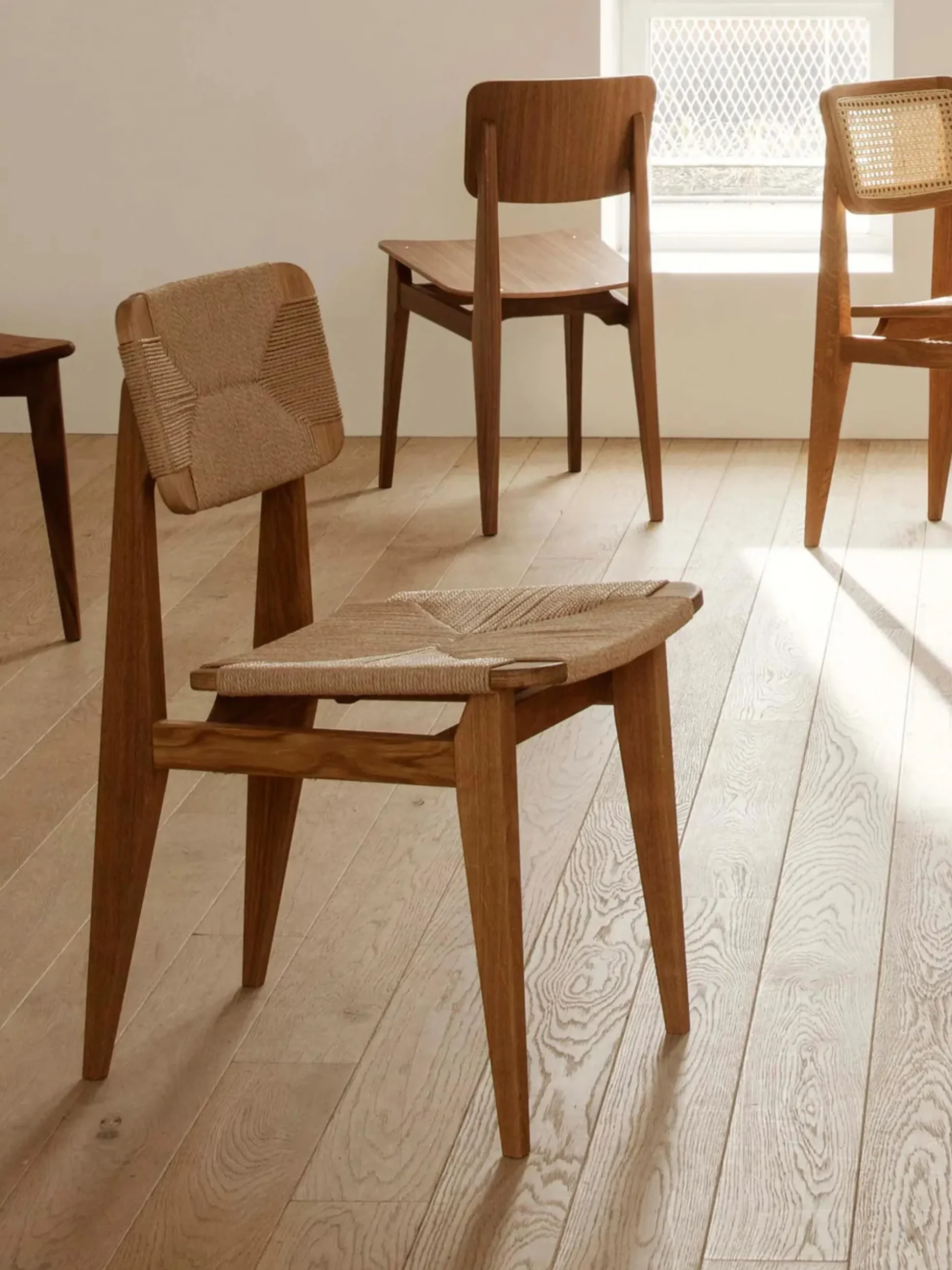 Sedia in legno in legno di noce con seduta intrecciata C-Chair