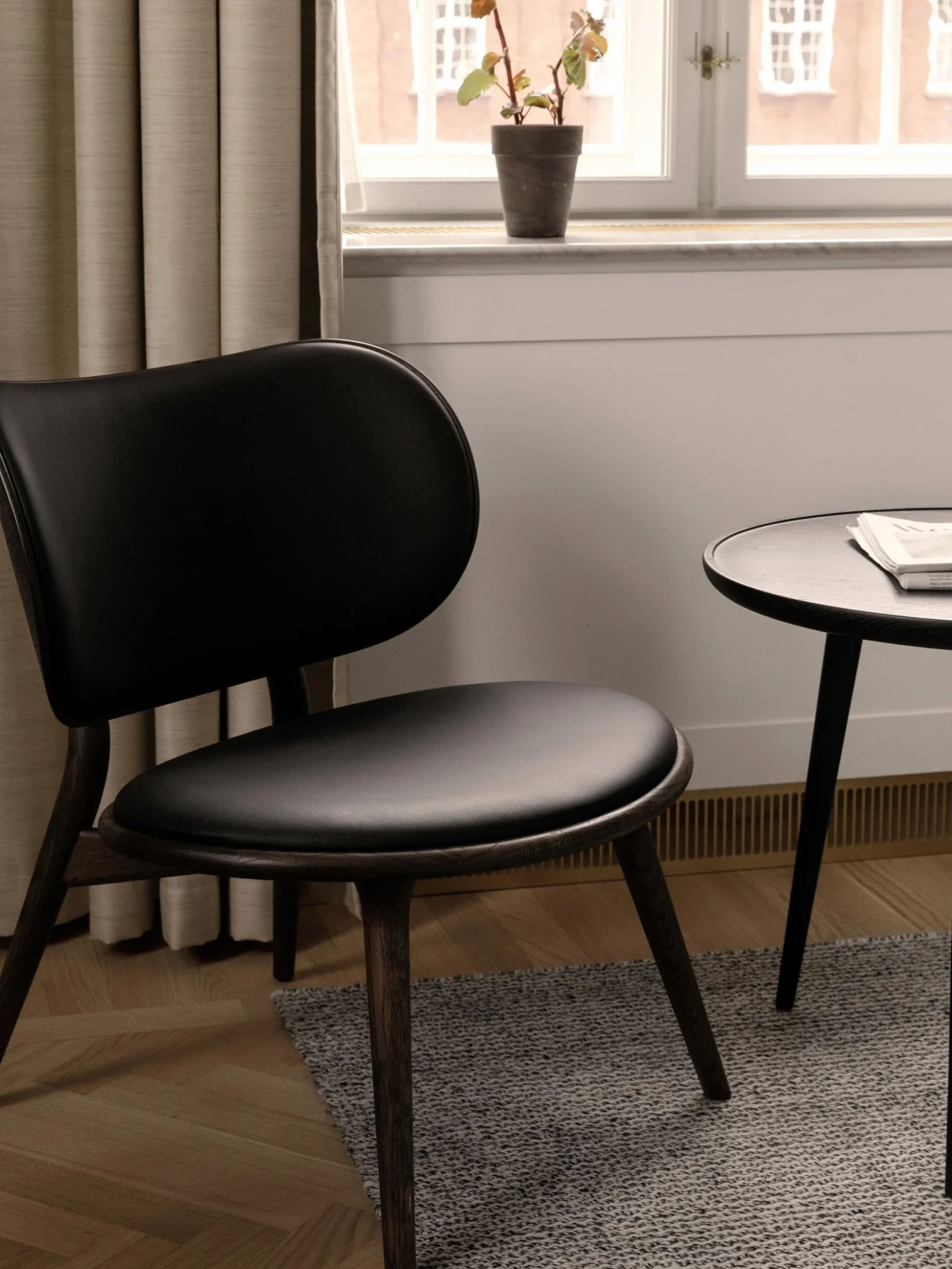 Sedia lounge in pelle con gambe in legno Rocker, fatta a mano