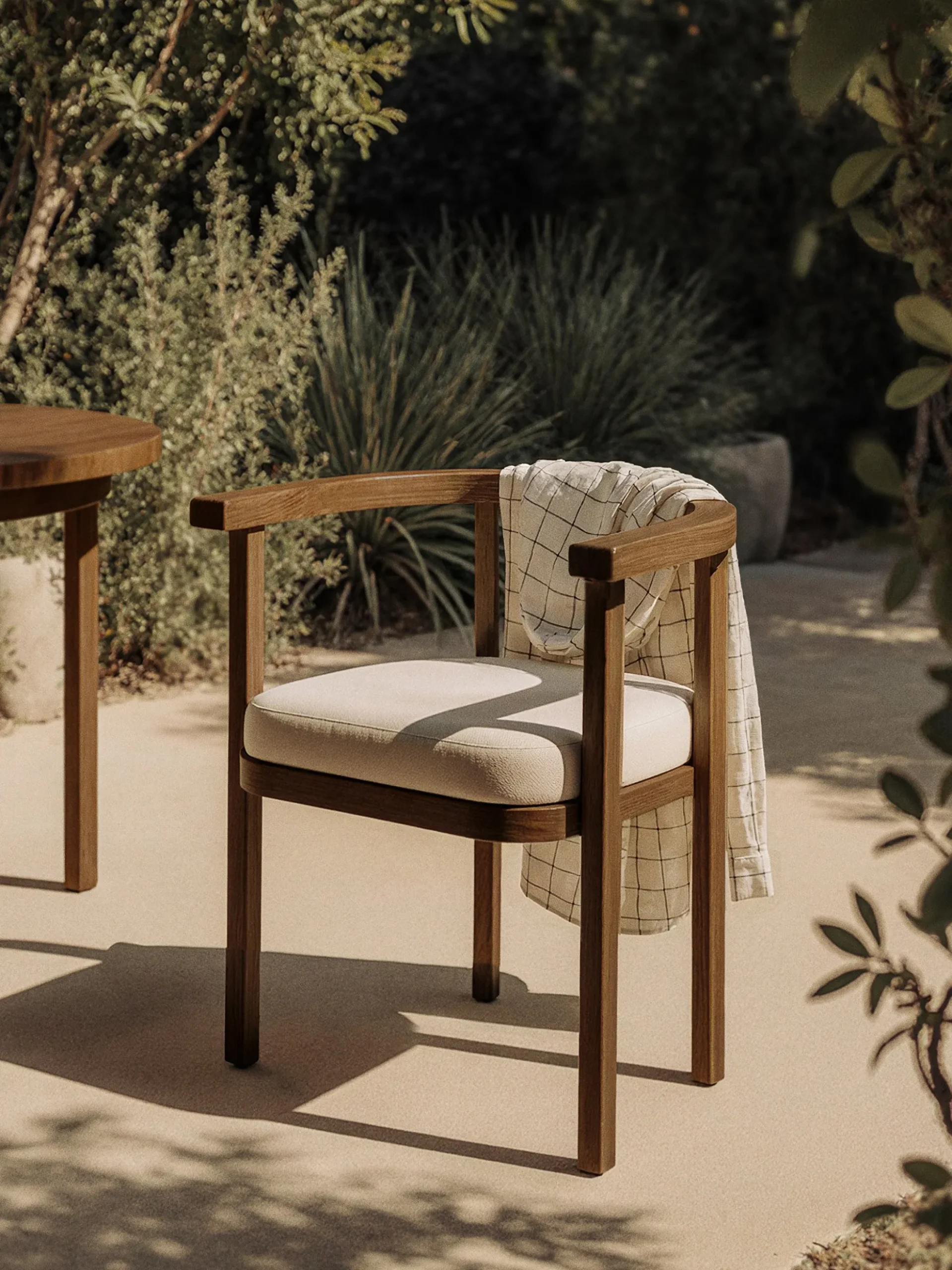 Sedia con braccioli da giardino in legno di acacia con cuscino Matheus