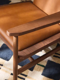 Sedia con braccioli in legno di frassino e seduta in pelle Hayo