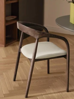 Sedia con braccioli in legno di frassino con cuscino seduta Camille